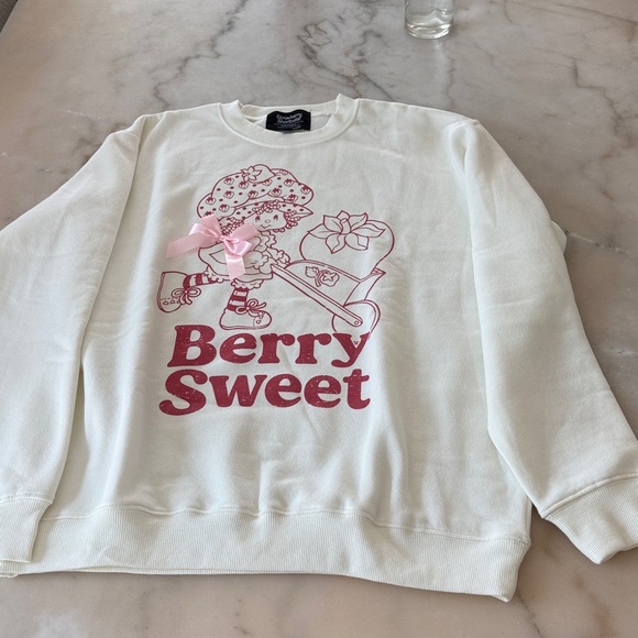 Strawberry Shortcake Sweatshirt Size Medium Cream Pink Red NWOT - Picture 9 of 9
